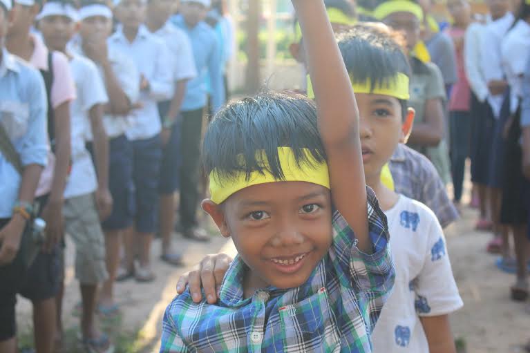 異国の少年が手を挙げている画像
