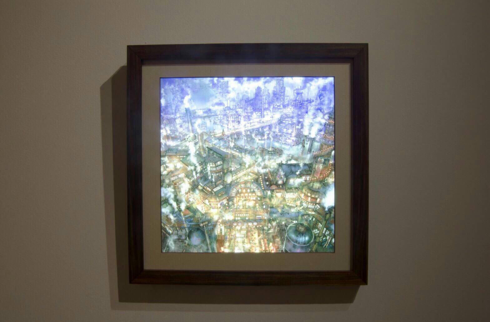 内側に電飾を仕込んだ光る絵を展示している画像