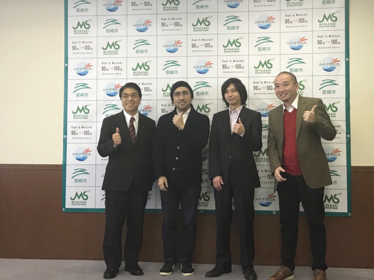 宮崎市長同席の記者会見にて撮影された記念写真