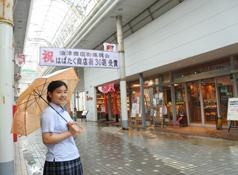 イメージ画像　女子高生の挑戦。屋根のない油津商店街アーケードをカラフルな傘で彩りたい！